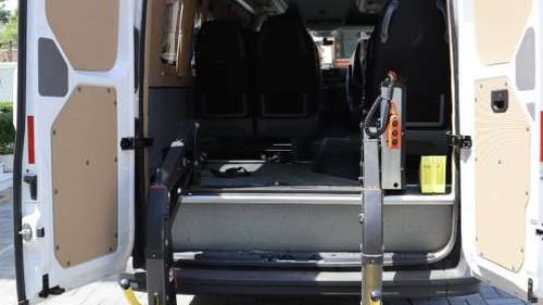 Județul Galați a cumpărat primul microbuz pentru persoanele cu dizabilităţi locomotorii / A costat peste 80 de mii de euro și o parte din bani au fost plătiți de o asociație