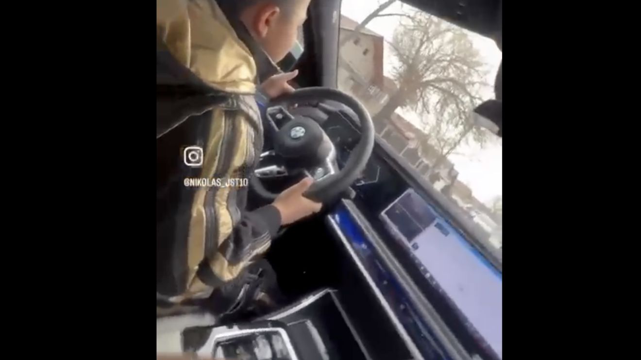 Copil filmat în timp ce conducea o maşină pe un drum public din judeţul Dâmboviţa, ascultând manele. Autoturismul intră chiar într-o depăşire / Poliţiştii au demarat o anchetă