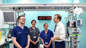 Ministrul sănătății din Marea Britanie, dispus să se vaccineze în direct la TV / Sondajele din UK arată că doar între 52 și 54% din populația Regatului Unit este hotărâtă să se vaccineze