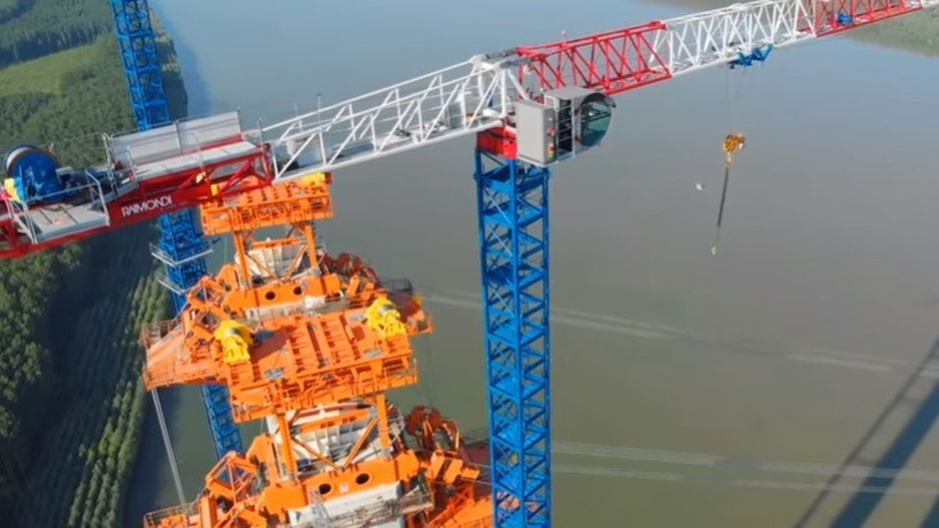 VIDEO Imagini aeriene de la Podul suspendat peste Dunăre din Brăila: montarea platformei pe care se vor lansa cablurile de susținere