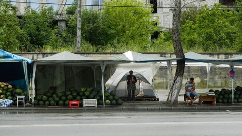 Propunere de interzicere a comerțului stradal din Cluj-Napoca / Vânzătorii de pepeni de pe străzile municipiului vor primi amenzi, în cazul în care un proiect de hotărâre va trece de votul consilierilor locali