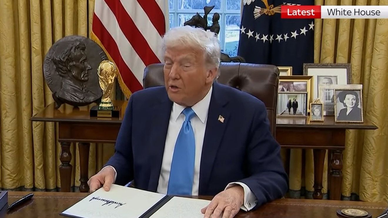 Trump confirmă că va impune de marți taxe vamale de 25% pentru importurile din Mexic și Canada. O taxă suplimentară de 10% va fi impusă Chinei / Dow Jones și S&P 500 scad cu 2%