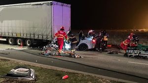 Doi morți și alte două persoane grav rănite, într-un accident în Sibiu / Un autoturism a intrat într-un tir parcat în fața unui centru comercial