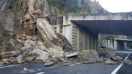 VIDEO Cădere masivă de pietre pe Transfăgărăşan, pe porţiunea dintre Cârţişoara şi Bâlea Cascadă