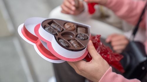 Piaţa de ciocolată din România, estimată la peste 5,2 miliarde de lei în 2021 / Un român consumă în medie 206 grame de ciocolată bomboane, rahat şi alte produse zaharoase, pe lună