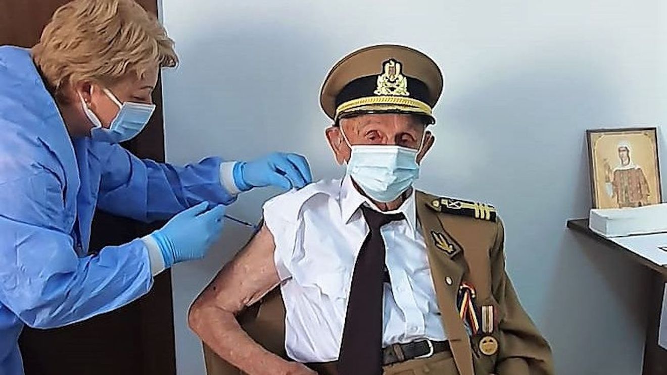 Veteran de război de 102 ani s-a vaccinat anti-COVID