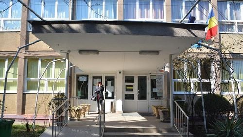 Bihor: Părinții elevilor de la o școală din Oradea amenință cu proteste, după ce copiii au fost împărțiți cu program de zi și program de după-masa, sălile de clase fiind insuficiente / Ministerul Educației ar fi refuzat să-i lase pe elevii de la linia maghiară într-un imobil reabilitat de Eparhia Reformată