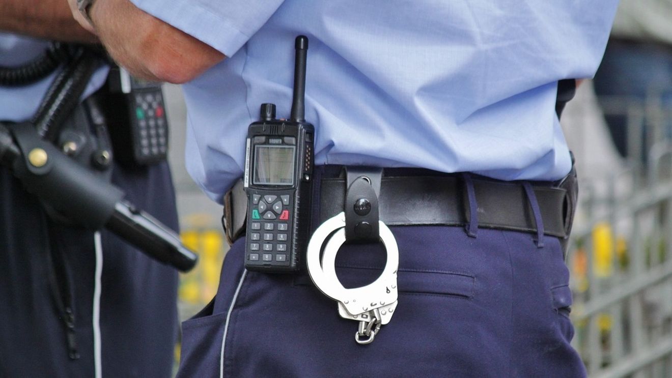 Un învăţător din Timiș a fot reţinut de poliţie după ce ar fi lovit peste faţă două eleve de 10 ani