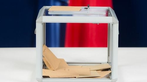 Alegeri parlamentare Franța: francezii votează în al doilea tur de scrutin în care majoritatea absolută pentru confederația centristă pro-prezidențială este în cumpănă