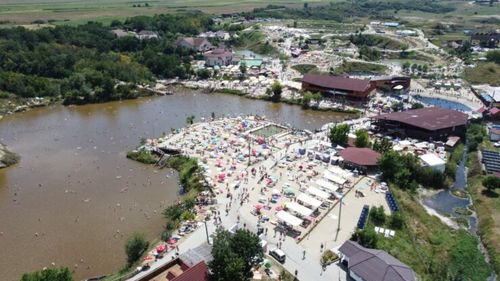 10.000 de turiști au făcut baie în lacurile de la Ocna Sibiului, în minivacanța de Sfânta Maria / Prețurile scad la începutul lunii septembrie