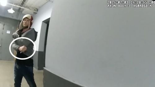 O filmare arată cum poliţia din Los Angeles ucide un bărbat care avea în mână o furculiţă din plastic