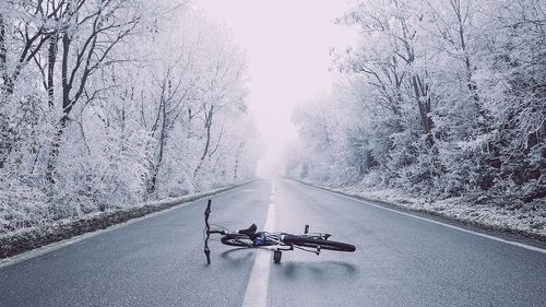 Tânăr de 18 ani din Hunedoara, salvat de medici după ce intrase în şoc hipotermic / A căzut de pe bicicletă și a rămas căzut pe marginea drumului
