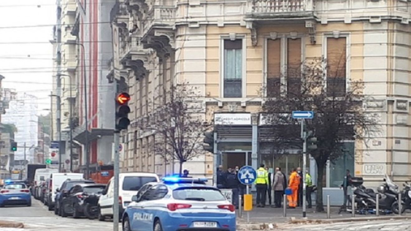 Digi24: Jaf cu luare de ostatici la o bancă din Milano. Hoții au fugit prin canalizare cu banii