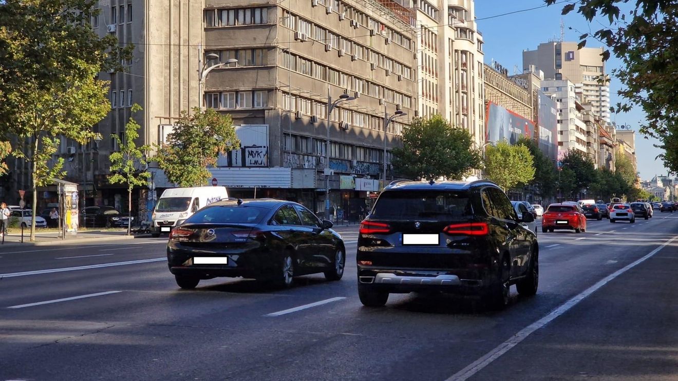 Imobilul Patria cu risc seismic I, curățat de mesh-uri în urma articolului G4media despre publicitatea interzisă pe astfel de clădiri. Compania L’Oréal Paris a dat jos afișele și își cere scuze  DOCUMENT