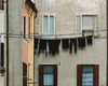 Scuturarea covoarelor pe geam sau balcon va fi sancționată în Alba Iulia / Amendă de 500 de lei  pentru cei care vor continua să facă asta