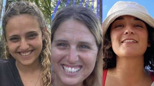 Armata israeliană anunță că ostaticele Emily Damari, Romi Gonen și Doron Steinbrecher, eliberate de Hamas, au ajuns în Israel