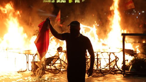VIDEO Manifestații violente în Georgia, după ce partidul pro-rus de guvernământ revendică victoria în alegerile locale / Un grup de protestatari a vrut să intre în palatul prezidențial