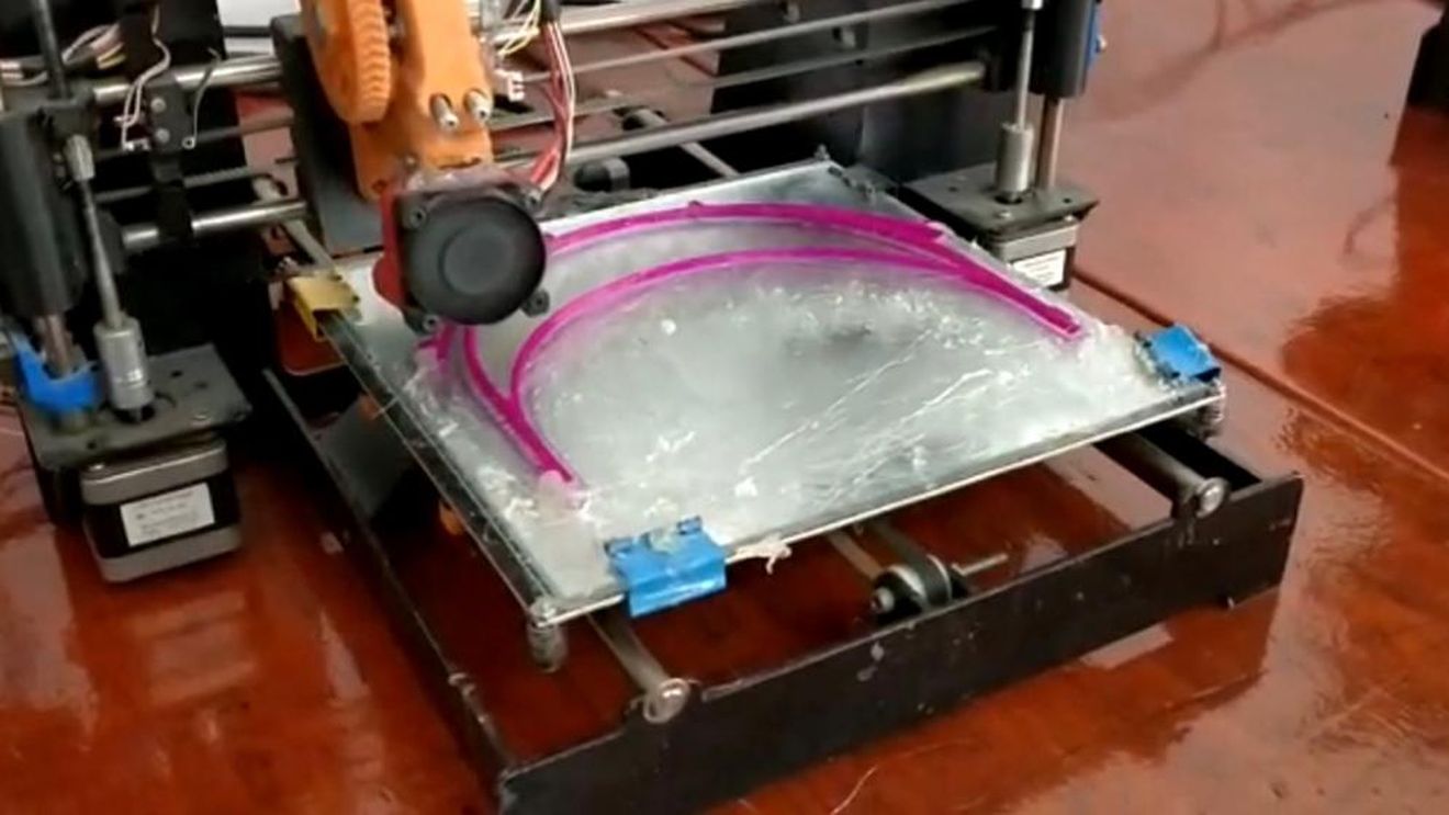 VIDEO Elevii și profesorii unui cerc de robotică din Constanța fabrică viziere pentru medici folosind imprimante 3D