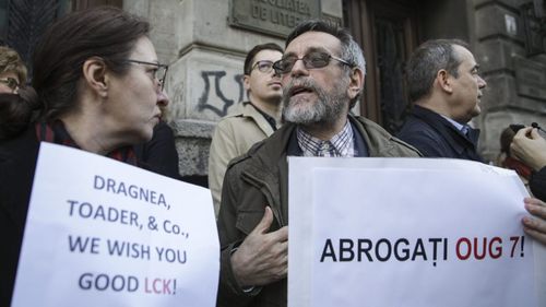 Profesori şi studenţi de la Universitatea din bucurești au protestat în faţa Facultăţii de Litere împotriva modificării legilor justiţiei
