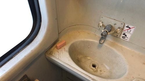 Experiența cu trenul soarelui, de la Sibiu la Mangalia: 27 de ore dus-întors, cu liniște, băi murdare și pături care să ne țină de cald