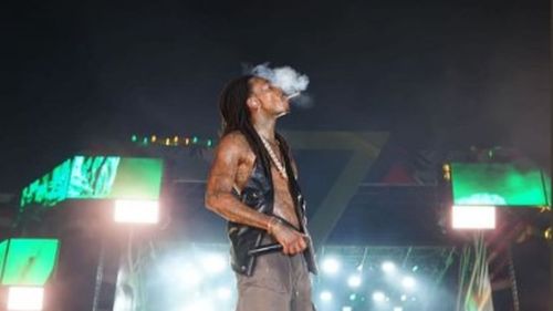Rapperul Wiz Khalifa, condamnat cu amendă penală de 3600 de lei după ce a fumat un joint pe scena Festivalului ”Beach, Please!” de la Costinești / Decizia nu este definitivă