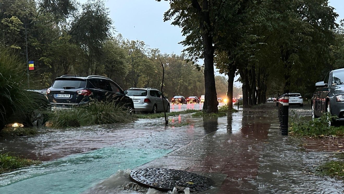 Directoarea ANM: Cantităţile de apă care vor cădea în Capitală ar putea depăşi maxima absolută a lunii octombrie, înregistrată în 1972 / În Constanța s-au înregistrat deja 99 l/mp și va mai ploua în orele următoare, până la 120-140 l/mp / Media precipitațiilor în luna octombrie este 40-50 l/mp