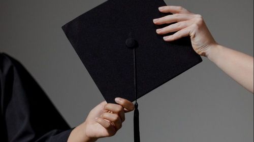 Un senator USR vrea limitarea numărului de ore pe care studenții îl pot petrece la facultate: "Nu trebuie mai mult de 8 ore zilnic"