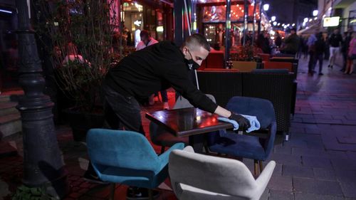 Restaurantele și cafenelele din București vor putea fi deschise până la ora 23:00. Prefectura a anunțat corectarea unei erori de vineri, când s-a anunțat că ora de închidere este 21:00 / Berbeceanu își cere scuze