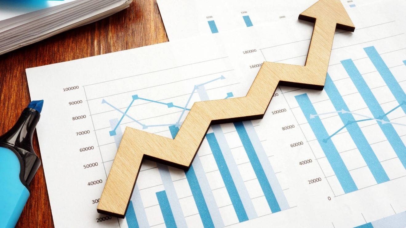Economia României a crescut anul trecut cu doar +0,9%, de patru ori mai puţin decât prognoza pe care a fost iniţial făcut bugetul statului şi în baza căreia au fost angajate cheltuielile publice