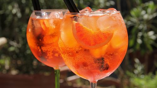 De ce ne place atât de mult Aperol Spritz? Cum a reușit să cucerească lumea băutura care aparținea bătrânilor bețivi din tavernele italiene