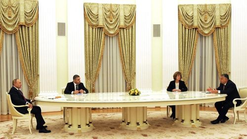 O reuniune a Grupului Vișegrad 4 de la Bratislava a fost anulată pentru că cehii și polonezii sunt supărați pe politica pro-rusă a Ungariei. ”Ungaria e calul troian al Rusiei în UE și e important să le transmitem că e inacceptabil”