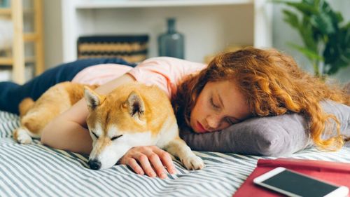 Studiu: Peste 25% dintre stăpânii de animale își iau liber de la muncă pentru a construi o relație puternică cu noul lor companion