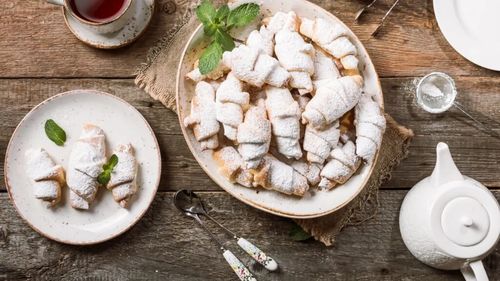 Rețetă de cornulețe fragede umplute cu cremă de brânză / Atât de bune că se termină imediat!
