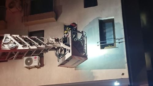 Incendiu la un bloc din Constanţa, cu mari degajări de fum/ 13 persoane, evacuate