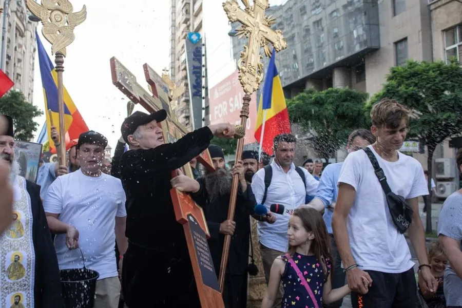 mars religios, religie, agheasma, apa sfintita, Gigi Becali