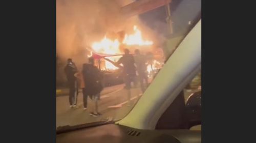 Incendiu puternic la mai multe standuri dintr-o piaţă en-gros de fructe şi legume din Piteşti