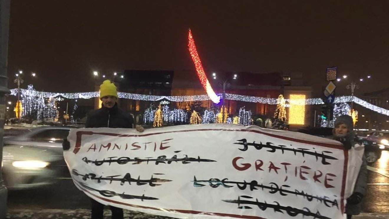 IMAGINEA ZILEI Tudor Chirilă în Piața Victoriei: Suntem și mai puțin azi, dar e ok