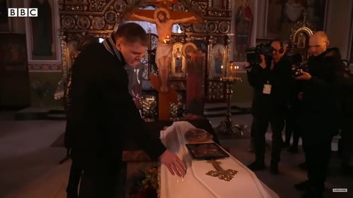 “Rușii ne-au făcut chiar cu mâna, ne-au urat la revedere și ne-au urat noroc. Apoi, când traversam un câmp, au început să tragă în noi din toate direcțiile" - ororile războiului din Ucraina relatate de BBC