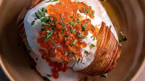 Socialism de caviar: Lideri ai PSD au petrecut de 1 Decembrie 2022 în Dubai și 2023 în clubul de lux Nuba din Poiana Brașov / Laura Vicol a călătorit cu un tren special, iar Sorin Grindeanu a comandat Entrecote Steak la 249 de lei porția