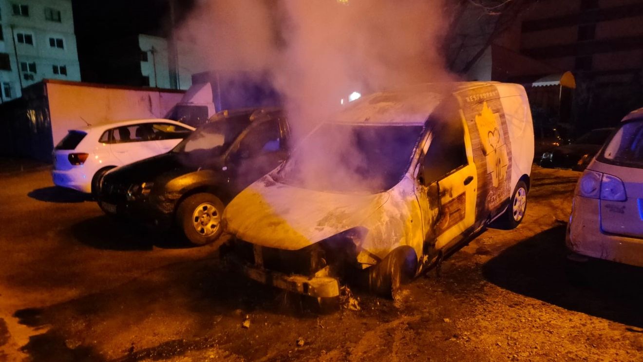 Anchetă a Poliţiei, după ce maşina unei reprezentante a USR în Consiliul Local al comunei gorjene Stoina a fost incendiată. Presa locală scrie că un bărbat cu faţa acoperită cu o cagulă a fost văzut în zonă