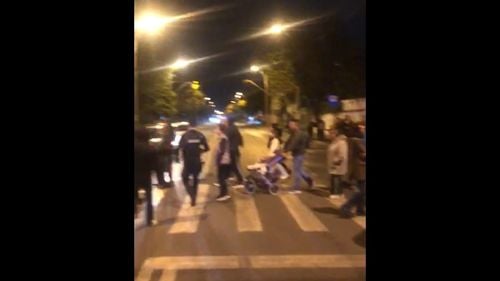 VIDEO Nou protest pe Șoseaua Antiaeriană, unde zeci de persoane blochează circulația rutieră prin traversarea continuă a străzii, după ce marți seara un pieton a fost accidentat mortal