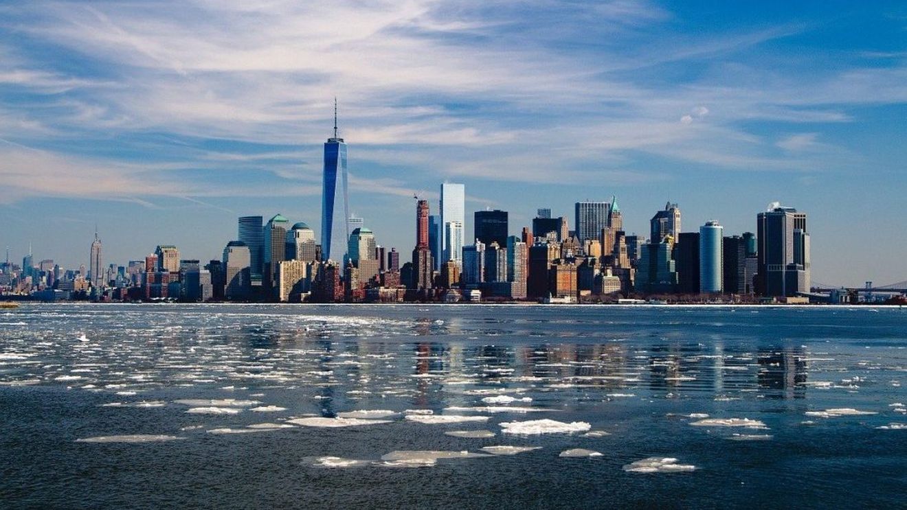 Oraşul New York se confruntă cu prima ninsoare importantă din acest an / Sute de curse aeriene, anulate