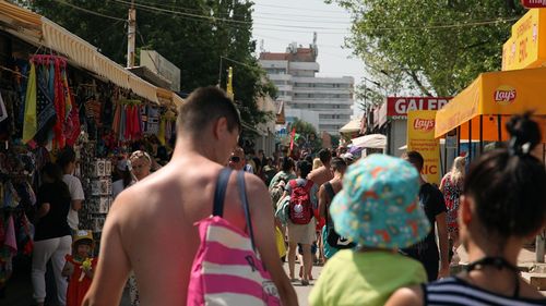 GALERIE FOTO Costinești, de la stațiunea tineretului la familii cu copii mici și aglomerație ca în Calcutta pe plajă/ Mai curată decât în alți ani, în topul preferințelor turiștilor de pe litoral