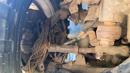 FOTO Un clujean s-a prezentat la Registrul Auto Român cu roțile legate cu frânghie