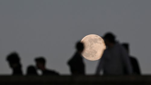 Superluna din iulie apare mai strălucitoare decât de obicei pe cer