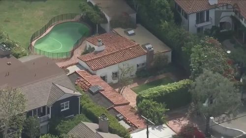 Ultima locuinţă din Los Angeles a actriţei Marilyn Monroe, desemnată monument istoric: Unele dintre cele mai faimoase fotografii ale ei au fost realizate în această casă, pe acest teren şi lângă piscina acesteia. Marilyn a murit tragic aici