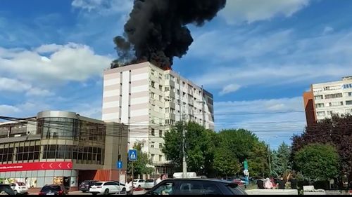 Incendiu puternic la Timișoara: acoperișul unui bloc, cuprins de flăcări. Coloana de fum, vizibilă din tot orașul