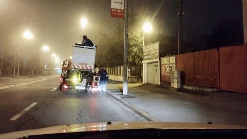 Nicuşor Dan: Demontăm steagurile de publicitate montate ilegal pe stâlpi / Au fost desfiinţate 915 bannere în luna martie