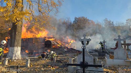 Biserică din Bacău grav afectată de un incendiu provocat de un scurtcircuit / Preotul paroh a ajuns la spital, după ce a făcut un atac de panică