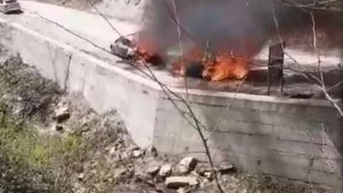 Două mașini au fost incendiate în parcarea sitului arheologic Sarmisegetuza Regia